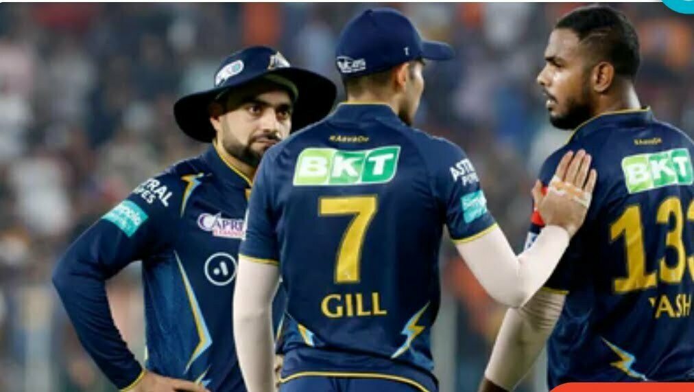 Yash Dayal (extreme right) talks to Rashid Khan and Shubman Gill during the last over VS KKR(IPL)