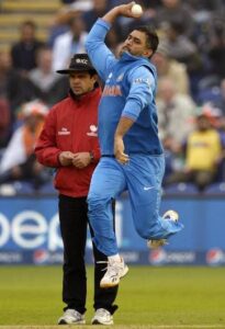 Ms Dhoni bowling 