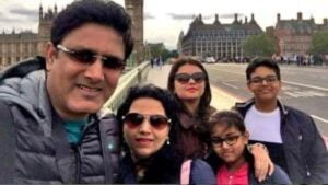 Anil Kumble with his wife and children 